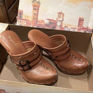 Leather clogs